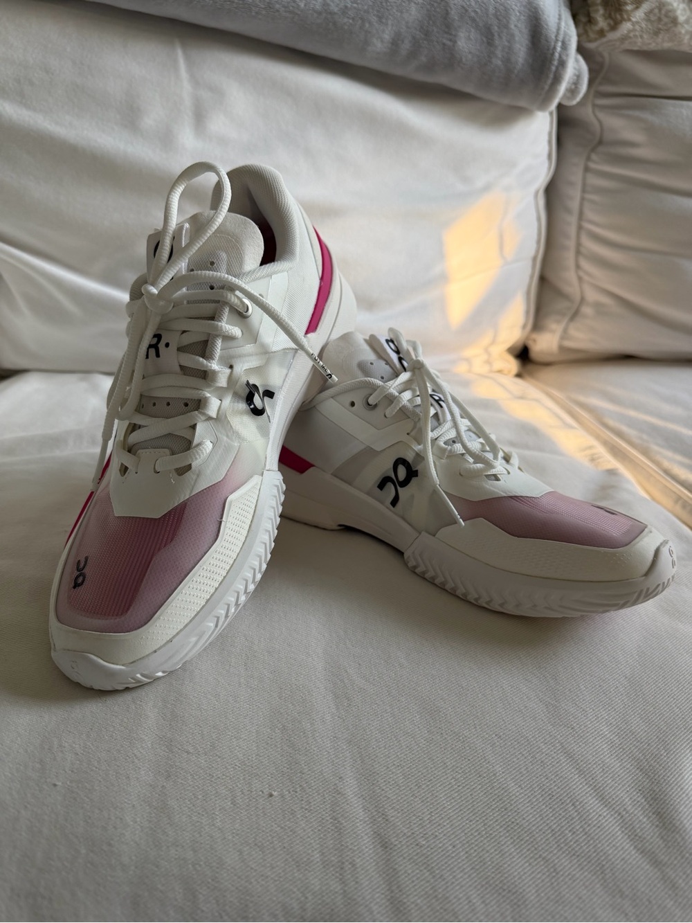 On Cloud/On Running Women's White and Pink Athletic Sneakers

The Roger Pro2